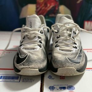 Nike Air Max infuriate youth size 4